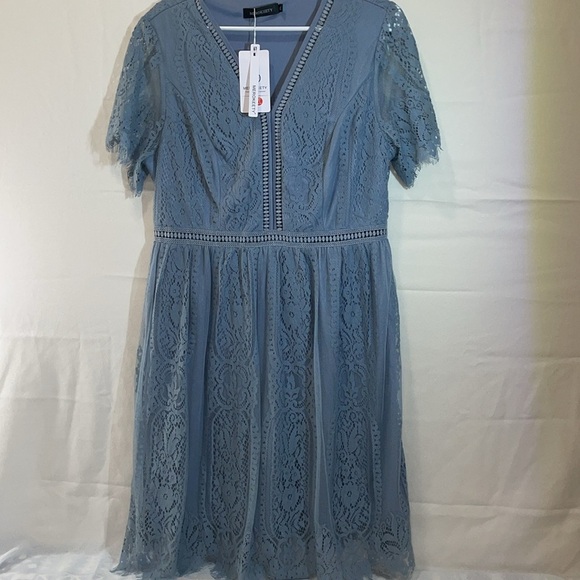 Elegant Lace Dress in Light Blue - Picture 4 of 9
